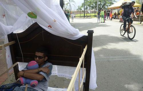 懒洋洋躺在床上的哥伦比亚民众。