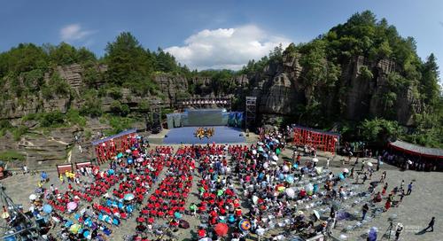 相传在过去的很长一段时间里，土家族的女孩子平日不能出门，唯有每年农历七月十二的这一天，她们才能和男孩子相约聚会，并自主选择婚恋对象。1995年，恩施自治州开始将女儿会打造成当地的特色文化项目，发展至今，女儿会已经成为民族盛会，是恩施自治州三大文化名片之一。