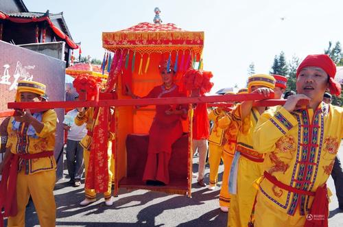 恩施姑娘坐上了花轿。
