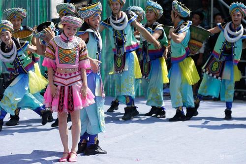 穿着漂亮的衣服，佩戴自制的头巾，女儿节的当天，恩施的姑娘会以自己最美丽的一面示人。