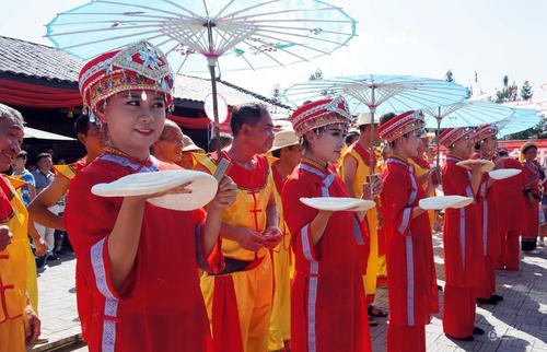 盛装打扮的姑娘手拿特产，等待“意中人”的到来。