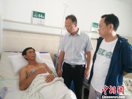 市县领导看望伤员?！〉老毓┩?摄