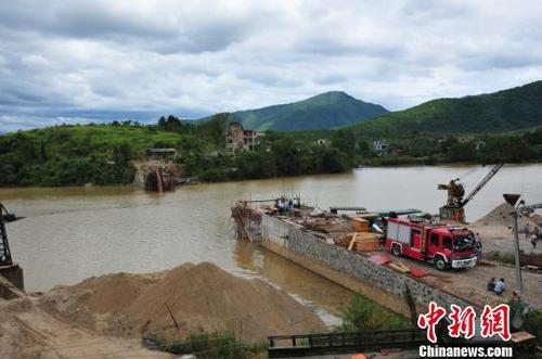 事故现场?！〉老毓┩?摄