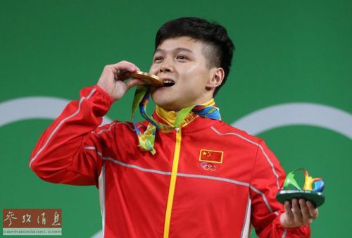 8月7日，龙清泉在颁奖仪式上。