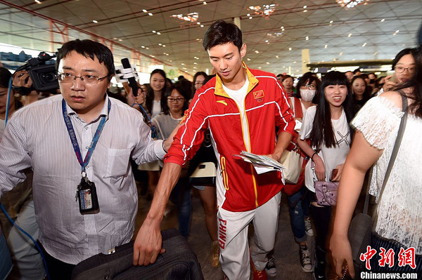 奥运中国游泳队抵达北京 粉丝媒体包围宁泽涛