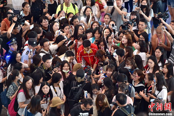 奥运中国游泳队抵达北京 粉丝媒体包围宁泽涛2