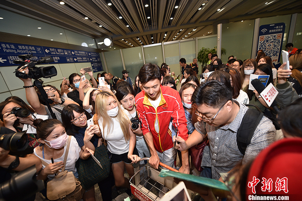 奥运中国游泳队抵达北京 粉丝媒体包围宁泽涛3