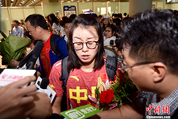 奥运中国游泳队抵达北京 粉丝媒体包围宁泽涛5