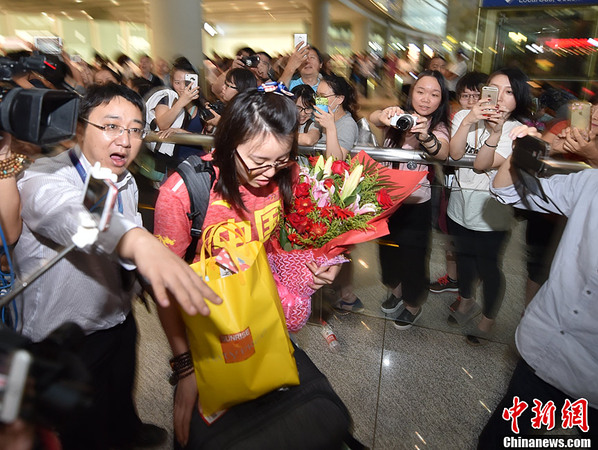 奥运中国游泳队抵达北京 粉丝媒体包围宁泽涛7