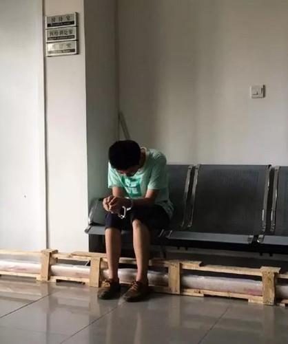 女生地铁站台单手擒色狼 嫌疑人来沪无业已被行拘