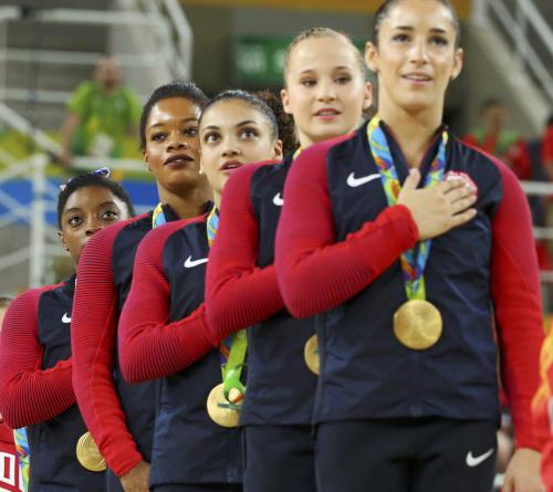 美国选手道格拉斯（左二）在奏国歌时未将手放在胸口。