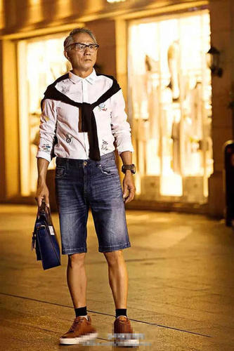 帅气的时装加上他酷酷的表情，众多网友称他为老年版的孙红雷。