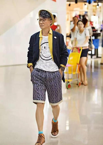 有网友表示，放鹅爷爷心态年轻，值得很多老年人学习。网友“阿哲”认为，心若在，梦就在，耍帅可以不分年龄，只要心态年轻，做什么都不晚。摸着自己的肚子感慨下，岁数差的多就算了，外形差距怎么也这么大呢，求保持帅气的良方。