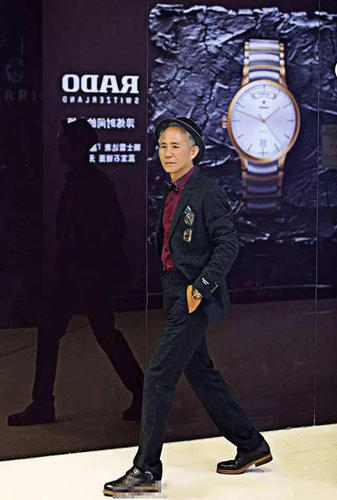 网友“亲爱的葵”表示，当下，不少老人的退休生活就是带孩子，没有其他生活乐趣，这位老爷爷的生活方式，值得其他老人参考、学习，老年人的退休生活，也可以很潇洒、很帅气。