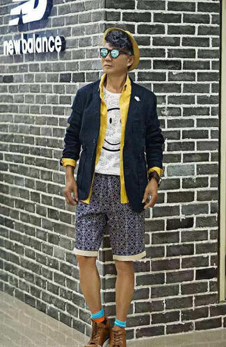 网友“飞猫大人”表示，这组照片让我们看到，老年人的世界里也有有趣、好玩、不一样的一面，用心才能发现美，为这个创意点个大大的赞。