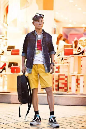 近日，一组洛阳71岁“放鹅爷爷”王周松的写真照走红网络，照片的主人公是一位养鹅老人，经化妆师精心打扮，他穿戴多款时尚服饰入镜，看上去格外有范儿。