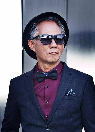 还有网友认为，拍摄这组照片的年轻人，用心关注老年人的世界，精神可贵，创意可嘉。网友“咚呛咚呛”说，“原来的年轻人，喜欢泡吧，喜欢玩闹，他们的世界离老年人很远。而拍摄这组照片的年轻人，却是用心在关注老年人的世界，这是非常难能可贵的?！? suffix=