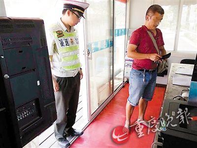 男子光脚开车反问警察：哪条法律规定不准？（图）