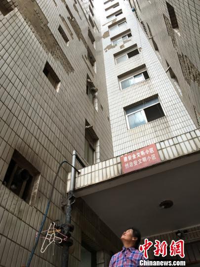 图为白马小区高层楼道口上方，墙砖脱落严重?！＄殉?摄