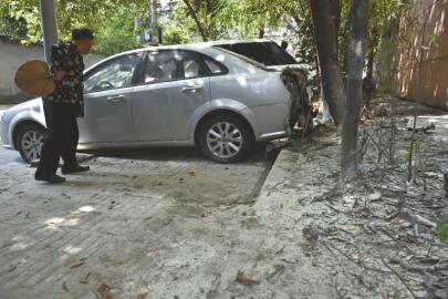 市民烧纸祭逝者 余烬疑引燃汽车尾部致