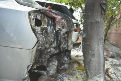 市民烧纸祭逝者 余烬疑引燃汽车尾部致