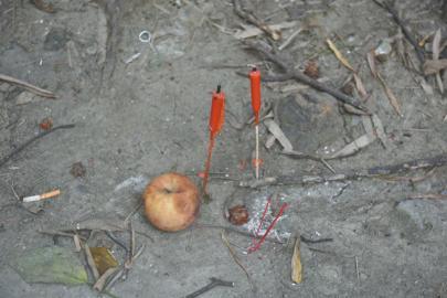 市民烧纸祭逝者 余烬疑引燃汽车尾部致