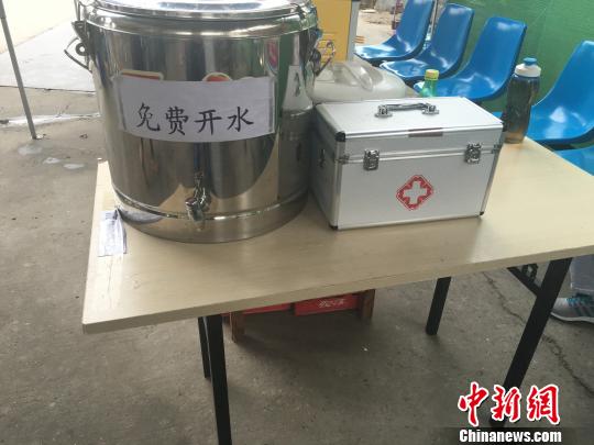 图为石家庄“公交休憩驿站”内的便民服务。　李洋 摄