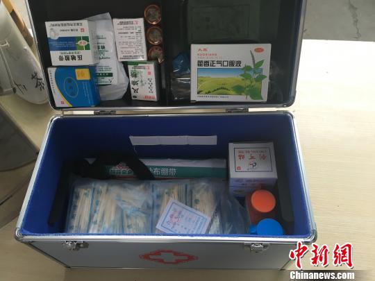 图为石家庄“公交休憩驿站”内为市民免费提供的一些医药用品?！±钛?摄