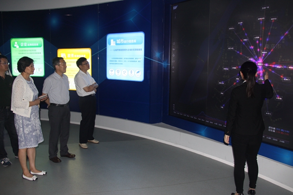 调研组参观智慧南京信息化成果展示厅.jpg