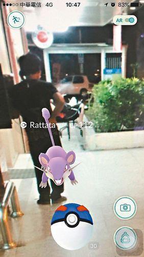 警察下班抓“妖怪”意外在手机屏幕上发现通缉犯