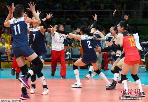 北京时间8月17日上午9时15分，里约奥运会中国女排在1/4决赛中，中国女排经过5局苦战3-2战胜东道主、卫冕冠军巴西队，晋级四强。