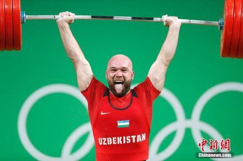 举重选手不满裁判判决 场面紧张引来防暴警察