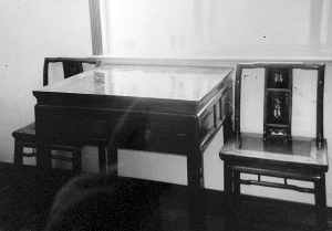 红帮裁缝泰斗、90多岁的戴祖怡老先生捐出自己结婚时使用的部分家具