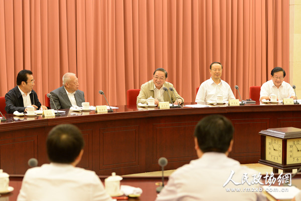 　　8月18日，全国政协在北京召开第54次双周协商座谈会，围绕“国际科技合作与大科学计划”建言献策。全国政协主席俞正声主持会议并讲话。本报记者 姜贵东 摄