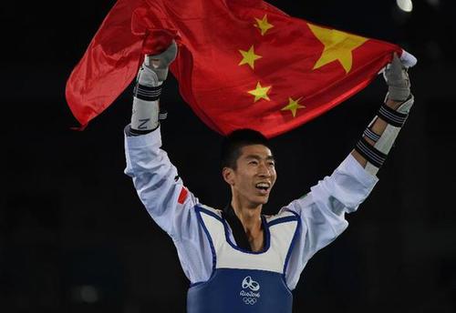 里约时间8月17日，赵帅庆祝夺冠。 当日，在2016年里约奥运会跆拳道男子58公斤级决赛中，中国选手赵帅战胜泰国选手，夺得冠军。新华社记者韩瑜庆摄
