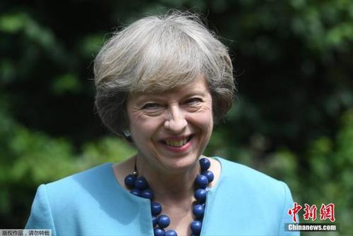 当地时间2016年7月14日，英国伦敦，英国首相特蕾莎·梅在府邸花园中举办警察勇敢奖招待会。当日，“时尚女教主”梅姨选择了蓝色系套装，配上曾出镜过的蓝色项链。