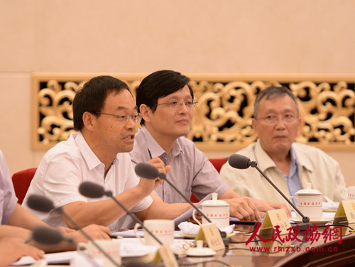 图①武向平委员（左一）在会上发言。