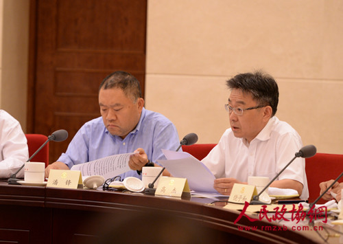 图②高杰委员（右一）在会上发言。