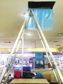 8月17日，书院路一商场，被盗的金器柜台正上方天 花板上被小偷锯开的长方形缺口。图/记者陈正