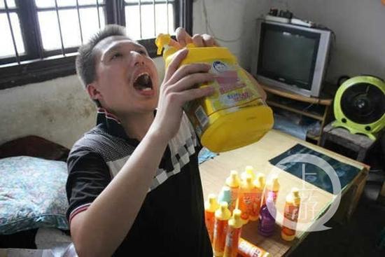 网曝男子日喝半瓶洗洁精:不满低保被取消策划