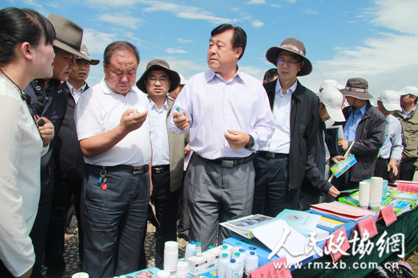 农业部副部长于康震在刚察县了解包虫病基因工程疫苗的使用情况_副本