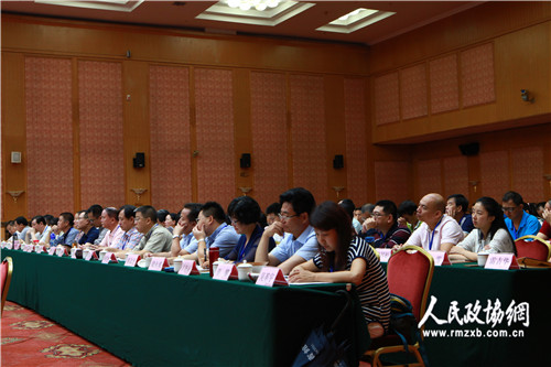 九、聚精会神，认真听取专家发言。张耀勇   梓涵  摄影