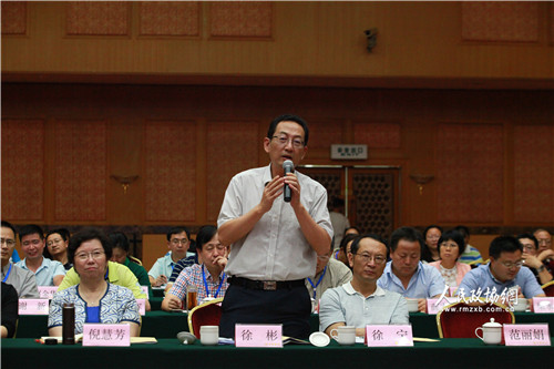 一、民盟云南省委副主委、云南省科技厅厅长徐彬向专家提问。左一为民盟中央副主席、云南省政协副主席、民盟云南省委主委倪慧芳在聚精会神地听专家论述。右一为民盟云南省委驻会副主委徐宁。王德华、黄家友  摄影