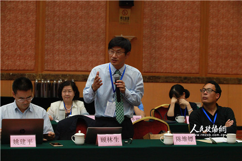 二、民盟中央社会委员会委员、四川大学——香港理工大学灾后重建与管理学院执行院长顾林生向专家提问。王德华、黄家友  摄影