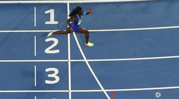 国际田联弯腰帮美国女队捡接力棒2