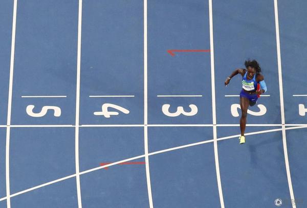 国际田联弯腰帮美国女队捡接力棒