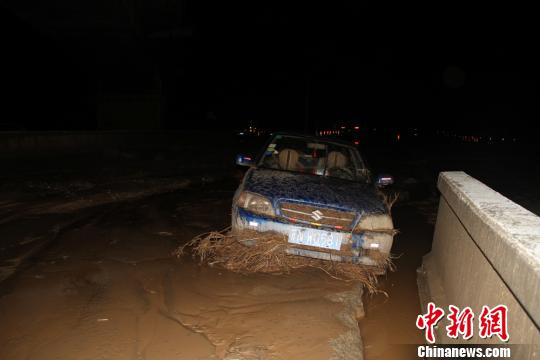 经过车辆被困淤泥中?！⊥粲?摄