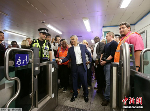 伦敦市长萨迪克·汗试乘车。