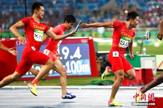 北京时间8月20日上午，在里约奥运会男子4x100米接力决赛中，由博尔特领衔的牙买加队如愿卫冕，这也是博尔特在三届奥运会上斩获的个人第九枚金牌。美国队被取消成绩，日本队收获银牌。由汤星强、谢震业、苏炳添、张培萌组成的中国队最终排名第四。图为中国队在比赛中。<a target='_blank' href='http://www.chinanews.com/' >中新网</a>记者 富田 摄