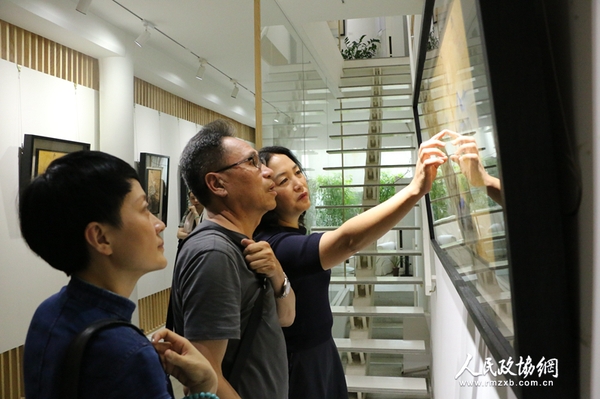 艺术家袁武（中）与高毅（右）